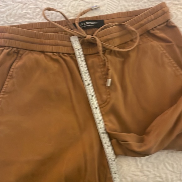 LIVERPOOL: Kelsey Trouser Jogger in Maple Sugar - Picture 4 of 7